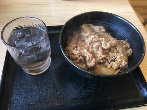 吉野家の新小盛牛丼　　　　　　JR高槻駅前店_c0118393_09525845.jpg