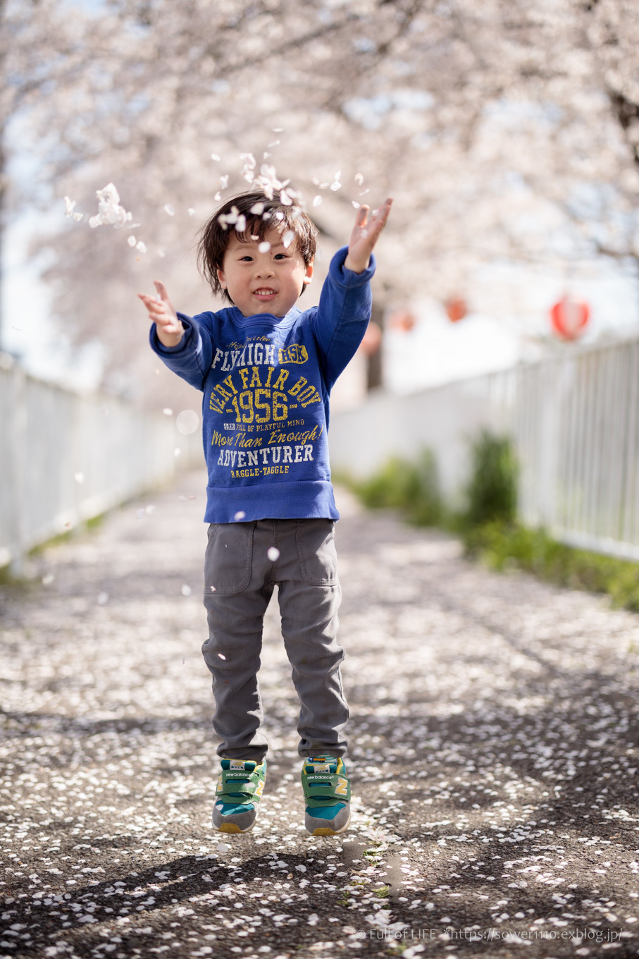 桜の下で飛び跳ねるちびっ子たち さくら通りの桜 Full Of Life
