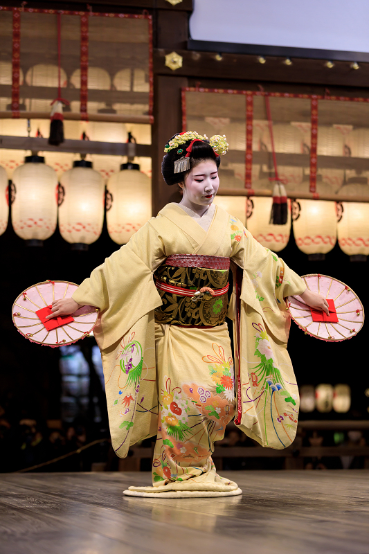 東山花灯路2019　奉納舞踊・花笠（祇園甲部　ゆり葉さん、菜乃葉さん）_f0155048_2221762.jpg