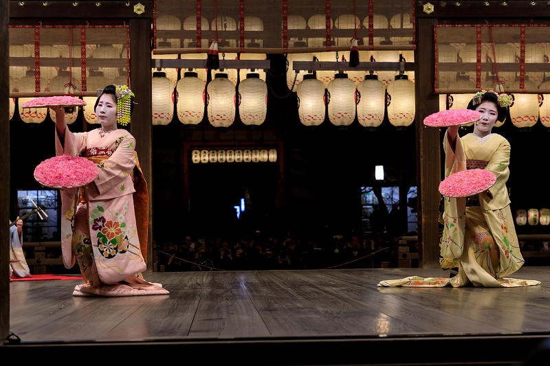 東山花灯路2019　奉納舞踊・花笠（祇園甲部　ゆり葉さん、菜乃葉さん）_f0155048_22284867.jpg