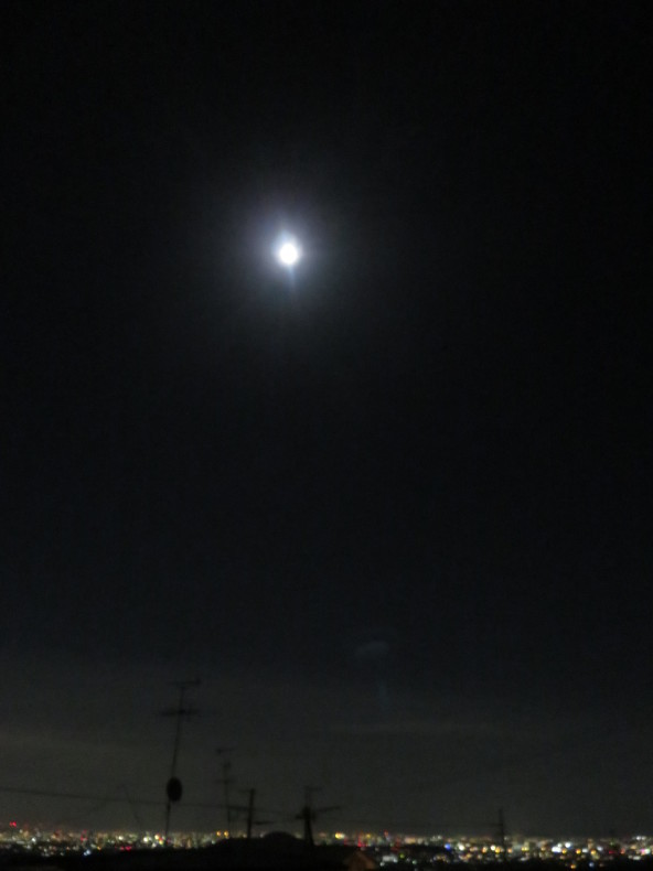 満月と十六夜の月 風のとおる家から 満月と十六夜の月 風のとおる家から
