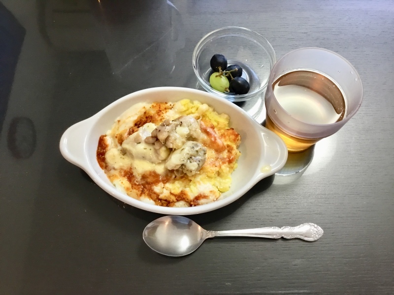 しらゆり荘 昼食 チキンチーズドリア 葡萄  （10時のお茶会 お抹茶 柏餅）_c0357519_11452750.jpeg