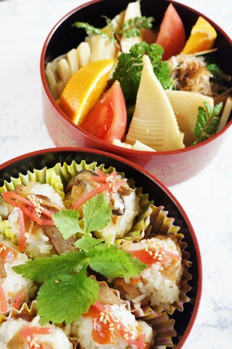 ■季節の弁当【ちらし寿司おにぎり/掘り立て竹の子の煮付け/菜の花のお浸し】_b0033423_01163706.jpg