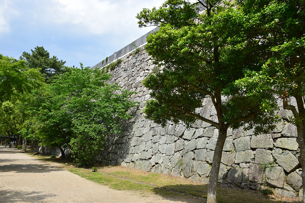 漆黒の烏城、備前岡山城を歩く。　その２「本丸下の段」_e0158128_20540358.jpg