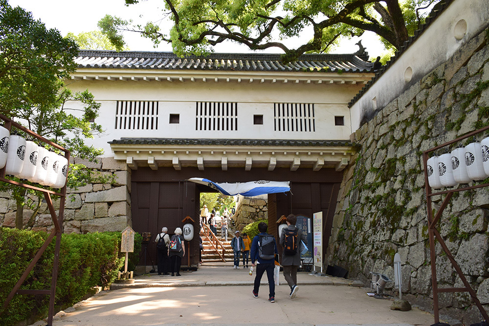 漆黒の烏城、備前岡山城を歩く。　その２「本丸下の段」_e0158128_21031676.jpg