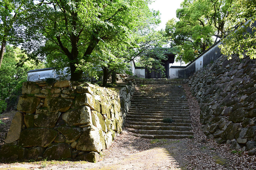 漆黒の烏城、備前岡山城を歩く。　その２「本丸下の段」_e0158128_21161205.jpg