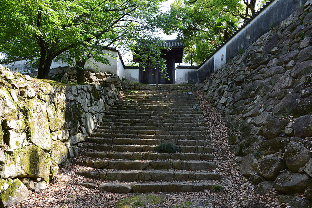 漆黒の烏城、備前岡山城を歩く。　その２「本丸下の段」_e0158128_21181084.jpg