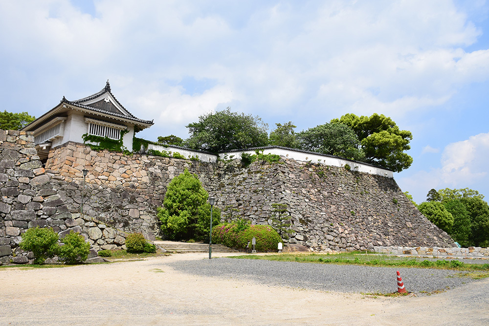 漆黒の烏城、備前岡山城を歩く。　その２「本丸下の段」_e0158128_21221402.jpg