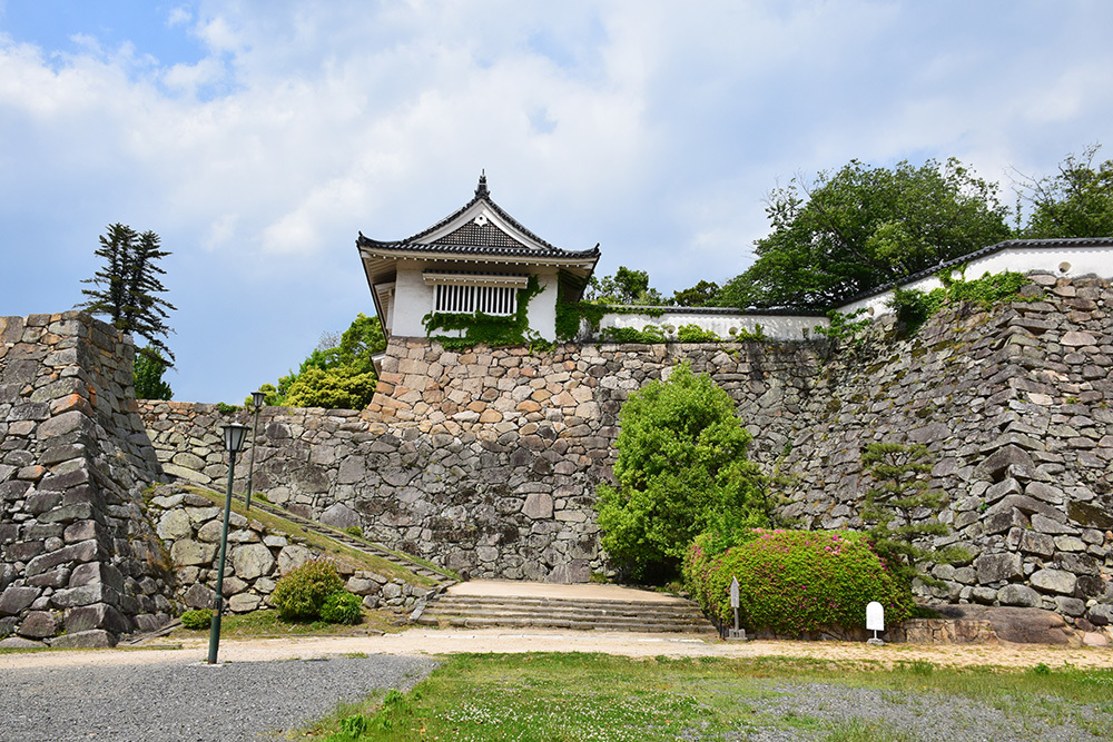 漆黒の烏城、備前岡山城を歩く。　その２「本丸下の段」_e0158128_21221750.jpg