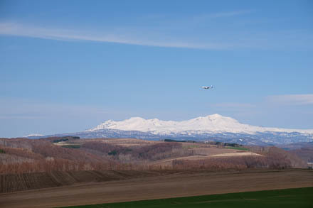 大雪連峰と飛行機～4月の美瑛_d0340565_20082614.jpg