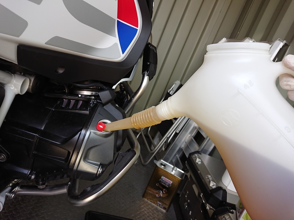 R1250GSアドベンチャー初回オイル交換 &有さんのサプライズ。_d0147789_16280712.jpg