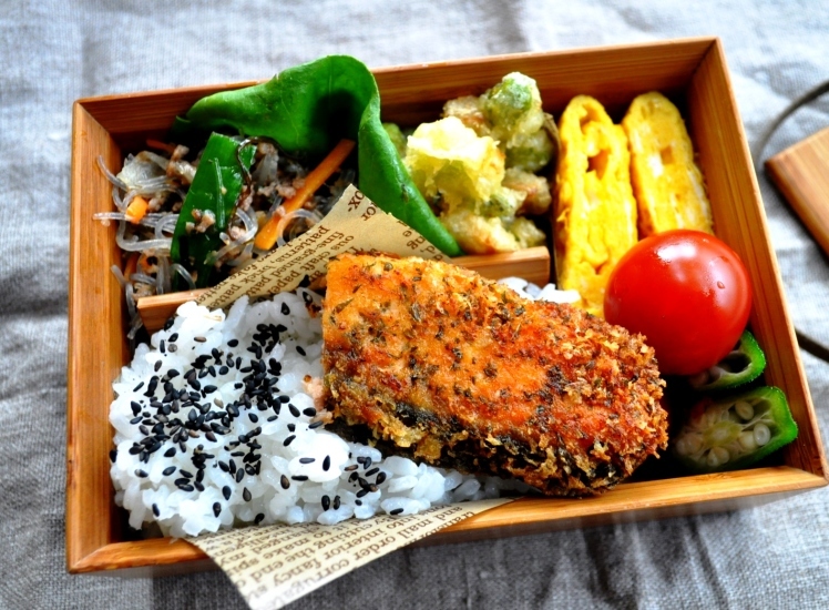 今日の弁当 鮭の香草チーズパン粉焼き チャプチェ 弁当 手作りお菓子のお店 Chiffon Chiffon