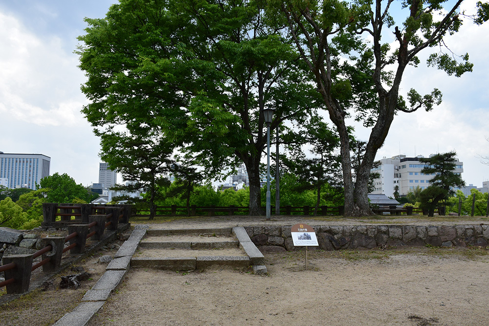 漆黒の烏城、備前岡山城を歩く。 その3「本丸中の段」_e0158128_18365968.jpg