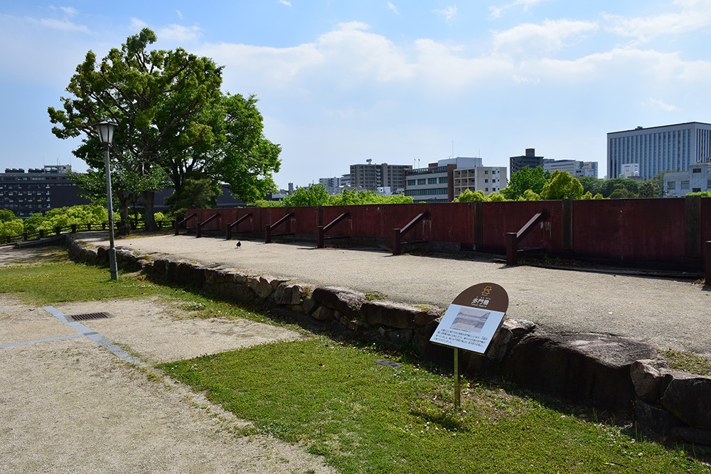 漆黒の烏城、備前岡山城を歩く。 その3「本丸中の段」_e0158128_18383076.jpg