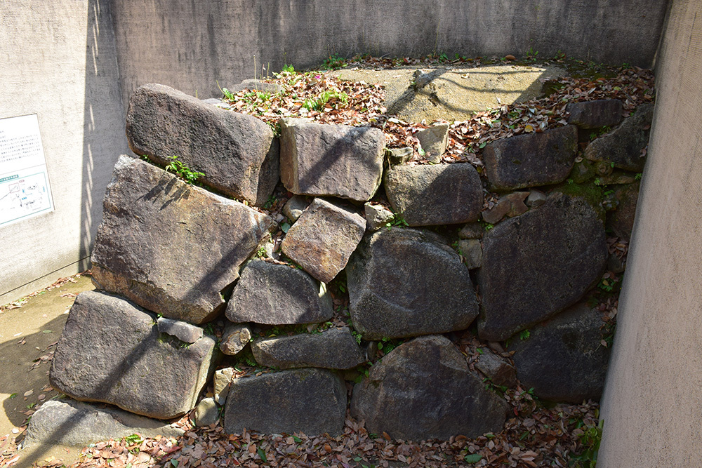 漆黒の烏城、備前岡山城を歩く。 その3「本丸中の段」_e0158128_19200683.jpg