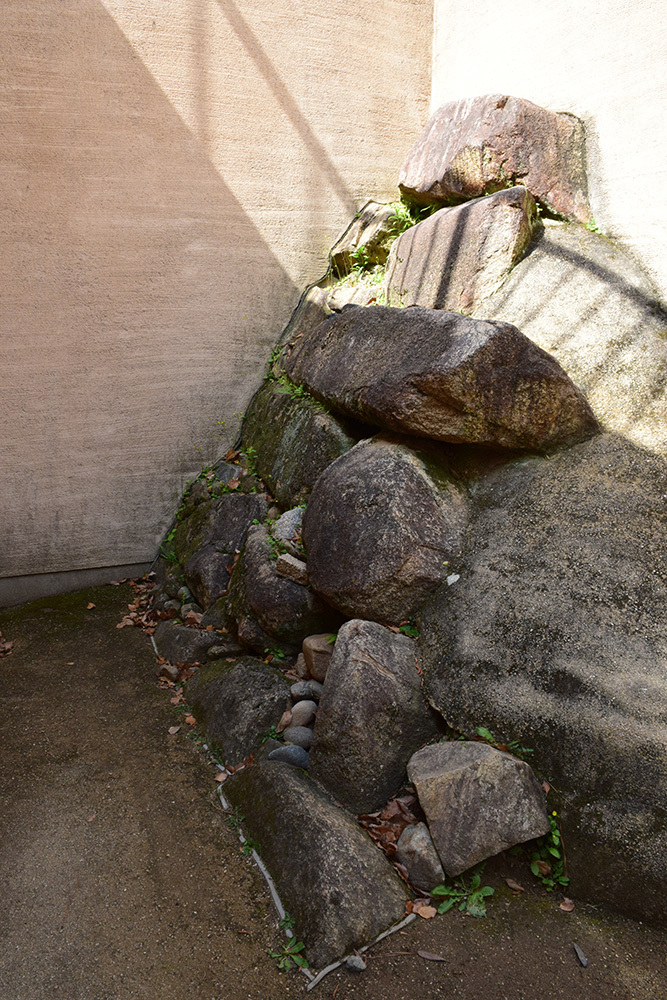 漆黒の烏城、備前岡山城を歩く。 その3「本丸中の段」_e0158128_19200937.jpg
