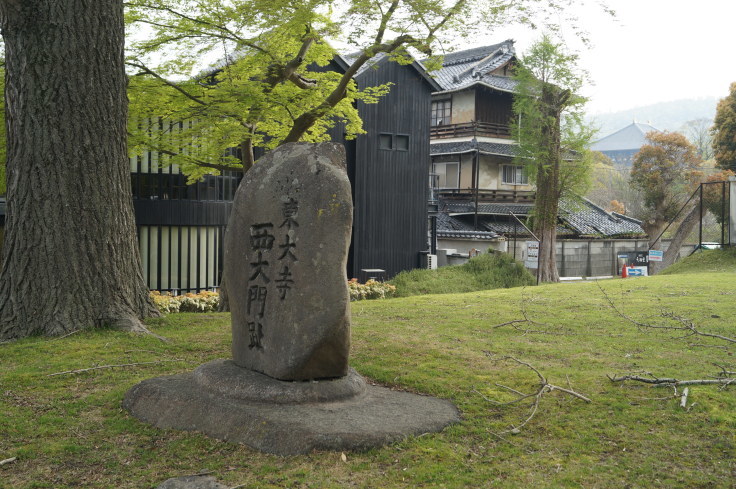 東大寺西大門跡と奈良八重桜_b0063958_07030515.jpg
