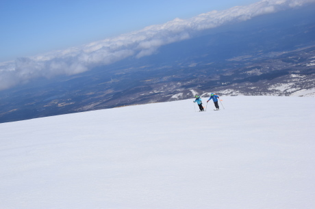 2019年4月20日　強風の鳥海山、頂上直下で撤退。広い斜面を払川口まで滑る_c0242406_16555442.jpg