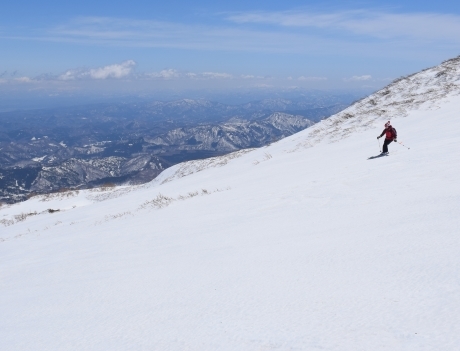 2019年4月20日　強風の鳥海山、頂上直下で撤退。広い斜面を払川口まで滑る_c0242406_17010398.jpg