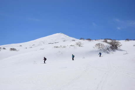 2019年4月20日　強風の鳥海山、頂上直下で撤退。広い斜面を払川口まで滑る_c0242406_17285702.jpg