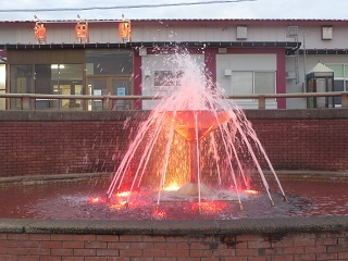 池田駅前の噴水が動き出すと、シーズンの始まりを実感します_b0405523_13261656.jpg