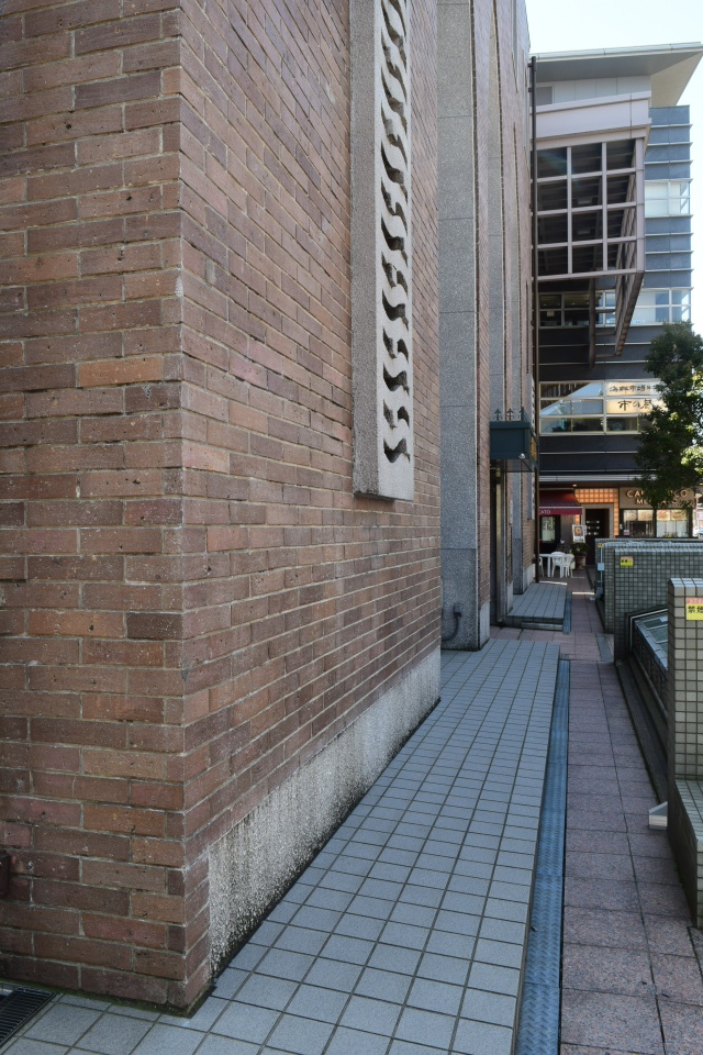 金沢市青草町の北國銀行武蔵ヶ辻支店(昭和モダン建築探訪)_f0142606_08062515.jpg