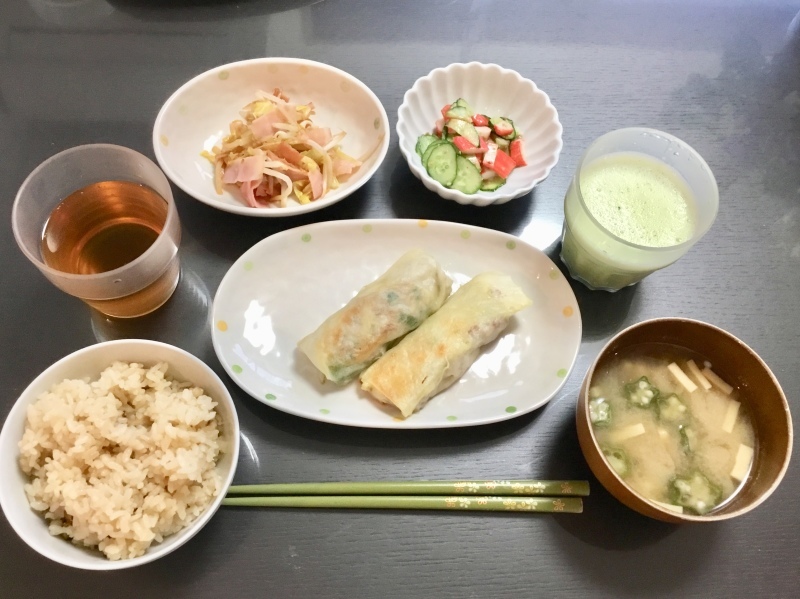 しらゆり荘 夕食 チーズin春巻 あさりご飯 サラダ ベーコンキャベツ炒め 高野豆腐味噌汁 青野菜スムージー 今日の献立