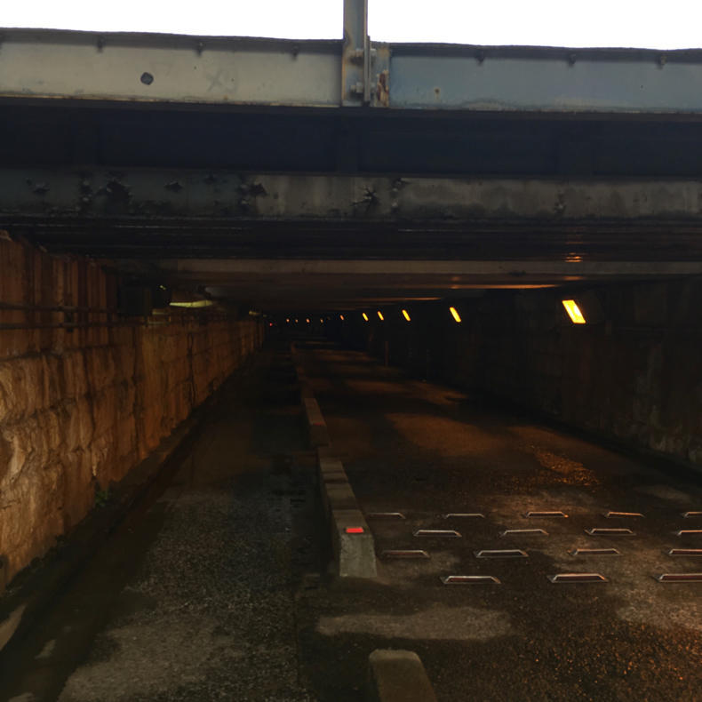 高輪橋架道橋のトンネルが「マルコビッチの穴」のよう_c0060143_10115328.jpg