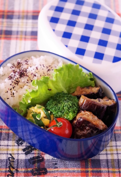 高校生のお弁当(太刀魚のソテー、コロッケ、ハンバーグ、なすのひき肉詰め、豚肉のニラ巻き)_f0168317_22075617.jpg