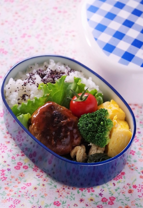高校生のお弁当(太刀魚のソテー、コロッケ、ハンバーグ、なすのひき肉詰め、豚肉のニラ巻き)_f0168317_22080755.jpg