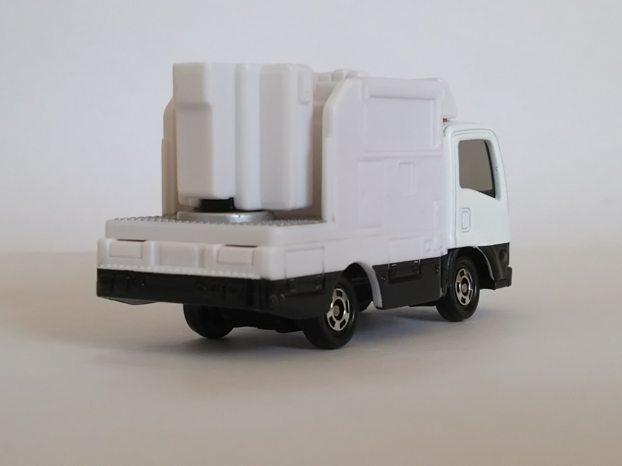 タカラトミー・トミカNo.28 いすゞ サインカー : 燃やせないごみ