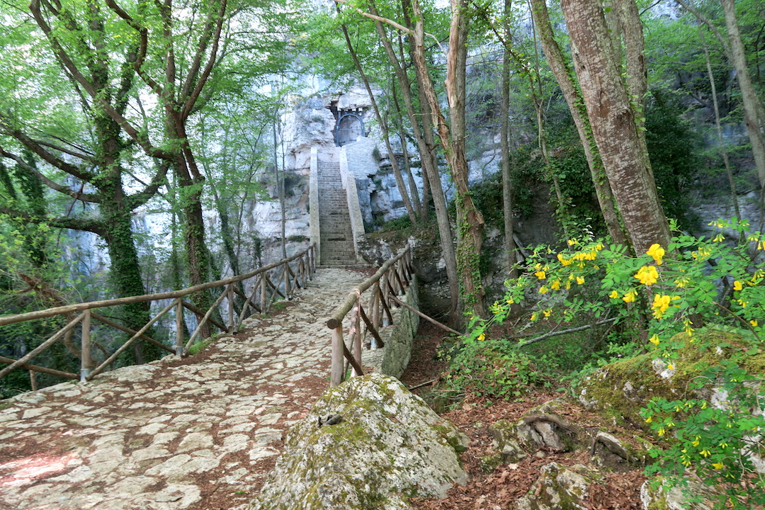 新緑の岩山登って聖なる庵へ、アスコリ・ピチェーノ_f0234936_342217.jpg