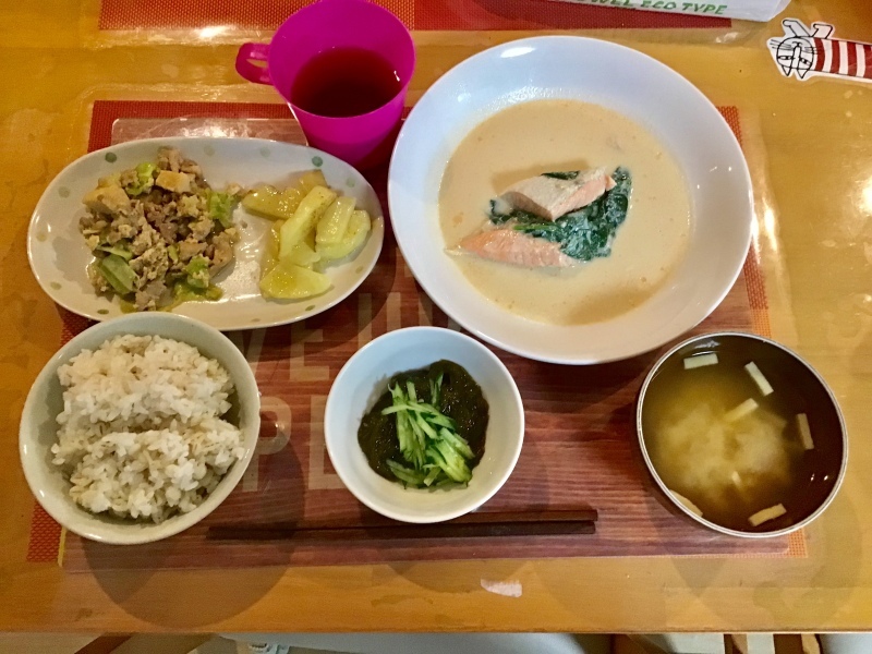 あじさい荘 夕食 サーモンほうれん草豆乳煮 じゃがバター焼 豚肉キャベツガーリック炒め 沖縄もずく 麦ご飯 高野豆腐味噌汁_c0357519_17565768.jpeg