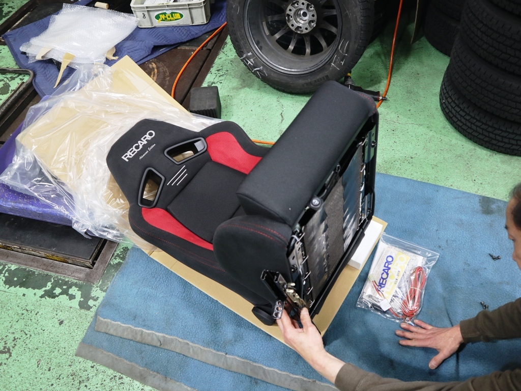 限定もんのレカロ・SR-7アドバンスドエディション2019REDを装着です。_e0188729_16135765.jpg