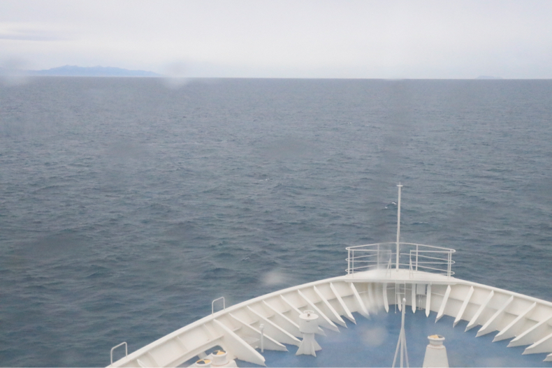 さっき、船からの景色を眺めながら風呂に入ってきた。船体の揺れを感じながら湯船に浸かって、窓の外の海を眺める。_c0060143_14464912.jpg