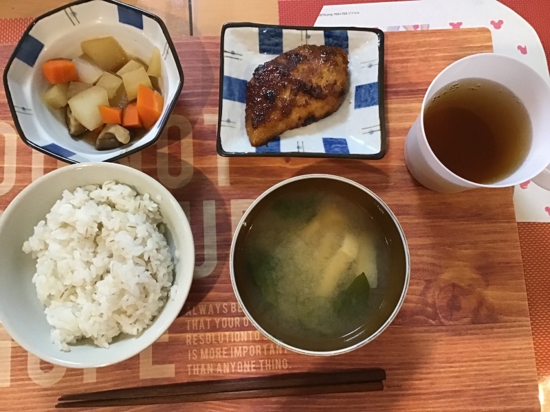 あじさい荘 朝食 ご飯 味噌汁 焼き魚 煮物ニジン 大根 シイタケ 今日の献立