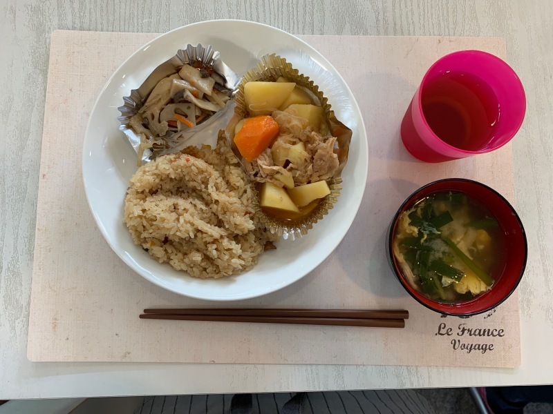 ひだまり工房 昼食 肉じゃが 炊き込みご飯 根菜炒め ニラと卵の味噌汁 今日の献立