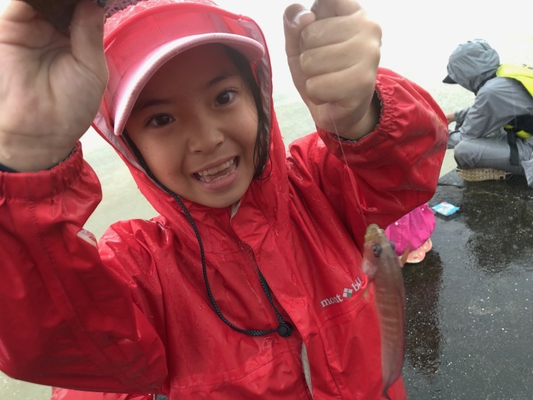 イカダ作りキャンプ〔２日目〕大雨の中での魚釣り！寒くて震えそうだったけど、魚は釣れた！！_d0363878_16125332.jpg