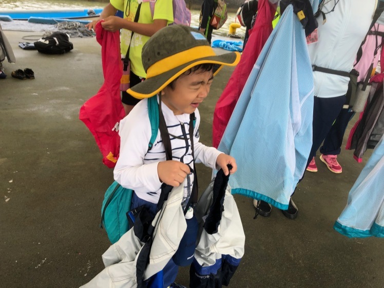 イカダ作りキャンプ〔２日目〕大雨の中での魚釣り！寒くて震えそうだったけど、魚は釣れた！！_d0363878_16141696.jpg