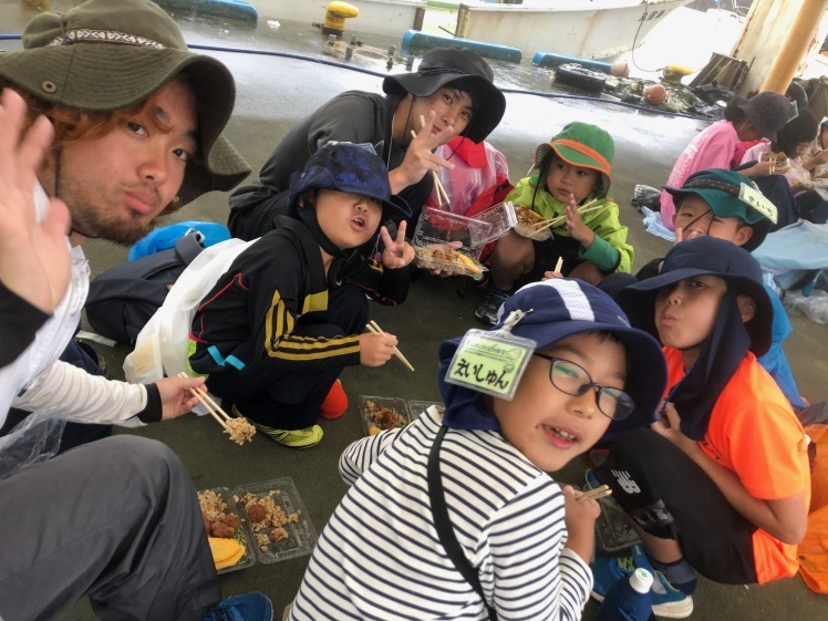 イカダ作りキャンプ〔２日目〕大雨の中での魚釣り！寒くて震えそうだったけど、魚は釣れた！！_d0363878_16141731.jpg