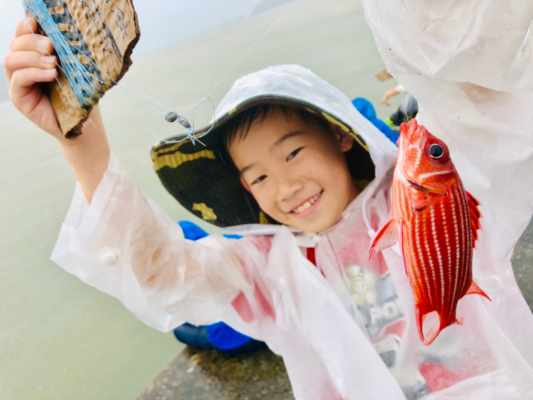 イカダ作りキャンプ ２日目 大雨の中での魚釣り 寒くて震えそうだったけど 魚は釣れた ねこんちゅ通信 ネコのわくわく自然教室