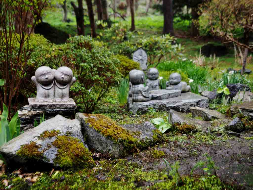 洞爺老三樹・有珠善光寺石割桜・中登別桜並木、壮瞥滝、地球岬・三階滝を巡るツアー　０５０２_c0183777_12271832.jpg