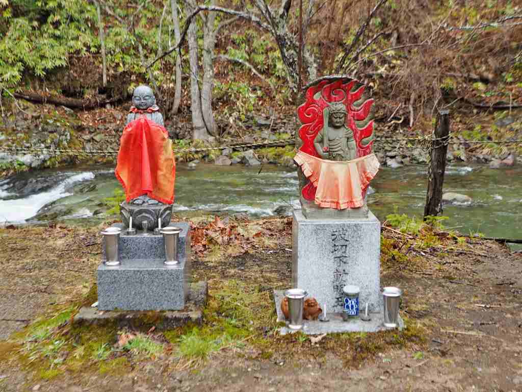 洞爺老三樹・有珠善光寺石割桜・中登別桜並木、壮瞥滝、地球岬・三階滝を巡るツアー　０５０２_c0183777_13154449.jpg