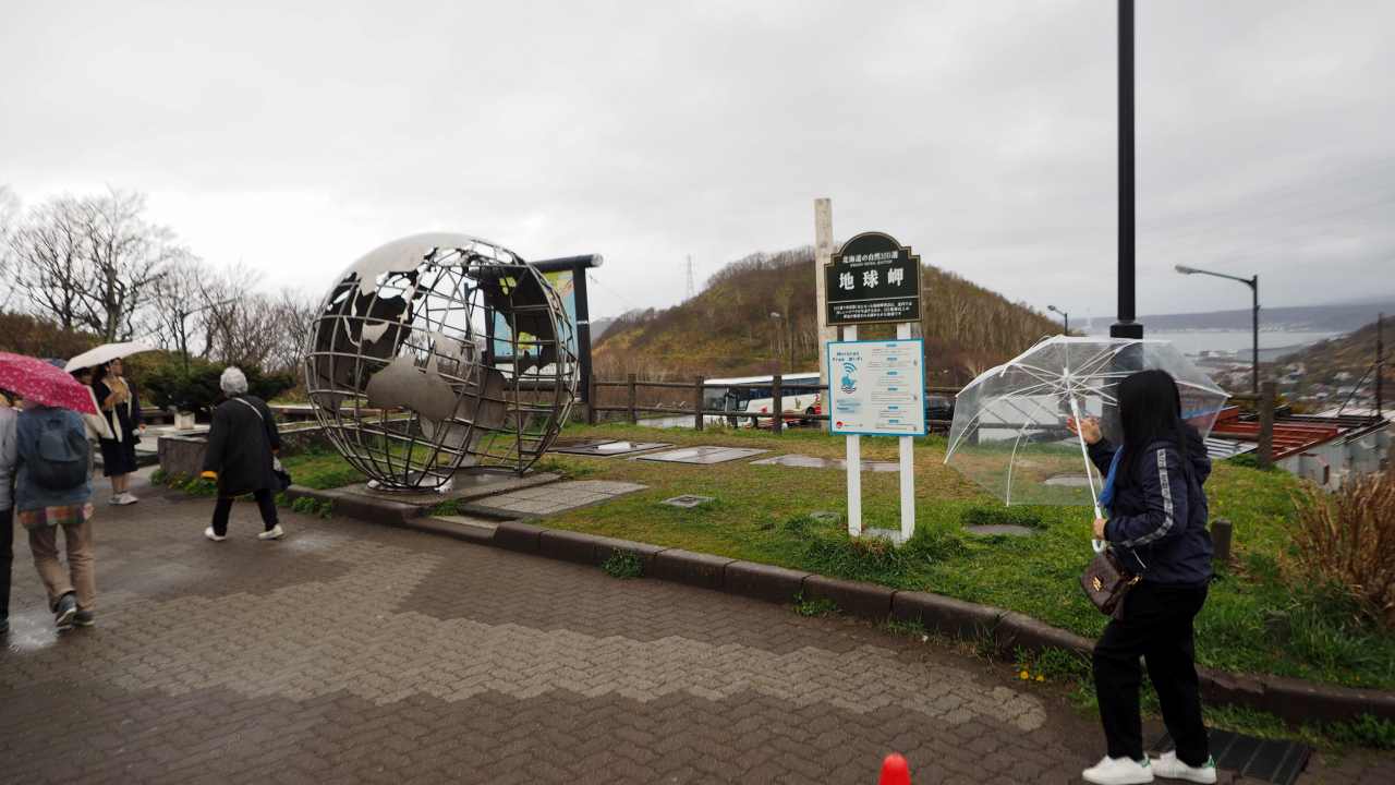 洞爺老三樹・有珠善光寺石割桜・中登別桜並木、壮瞥滝、地球岬・三階滝を巡るツアー　０５０２_c0183777_1395648.jpg