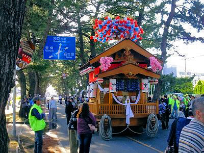 知立祭りの山車が松並木へ 小さな感動