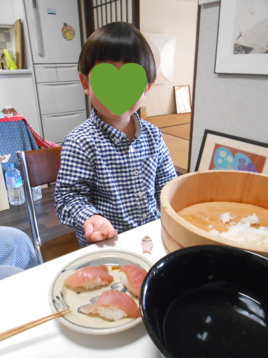 握り寿司でお昼。子供が興味しんしんです。_a0095931_09021657.jpg