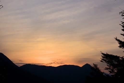 新緑と山桜の谷間を歩く　　般若岳_c0303868_08053568.jpg