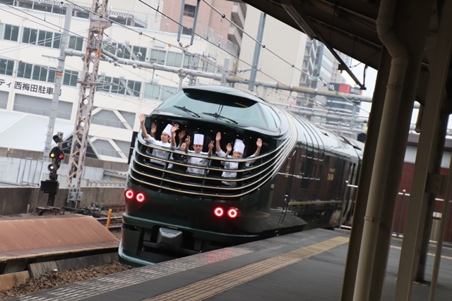 藤田八束の鉄道写真@トワイライトエキスプレス瑞風にいつかは乗ってみたいとは思いますが、豪華列車に乗るために・・・素晴らしい姿を見せてくれる瑞風・・・大阪駅で_d0181492_21433992.jpg