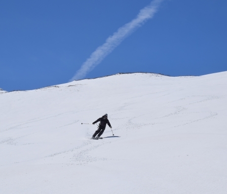 2019年4月20日　強風の鳥海山、頂上直下で撤退。広い斜面を払川口まで滑る_c0242406_14143487.jpg