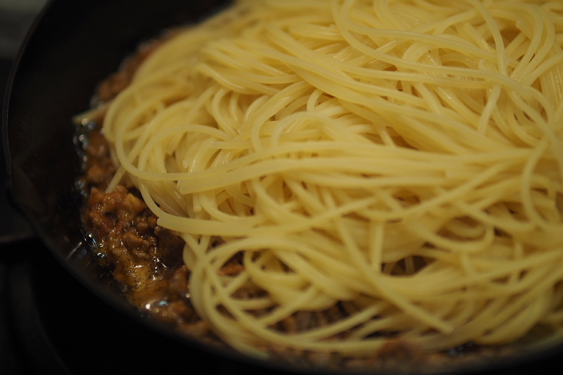 【スキレットでパスタ①】ミックス豆とラグーのスパゲティ_b0008655_18384103.jpg